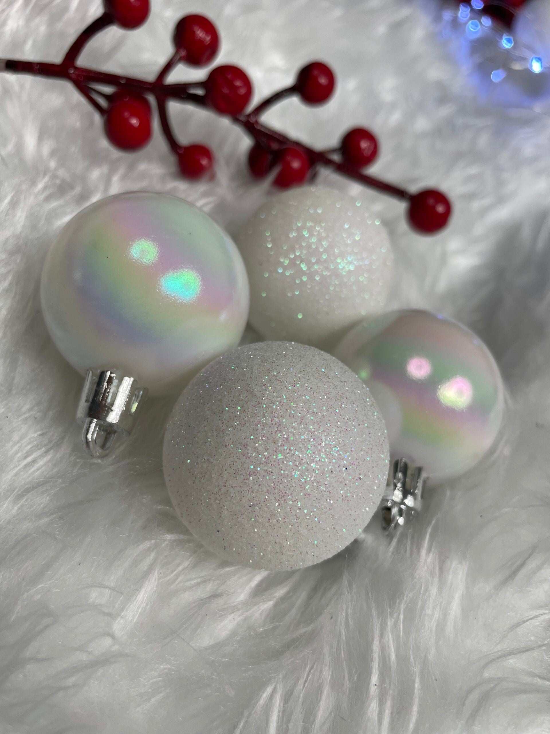 Set globuri de Craciun, 30 bucati, 3 modele, 4/5/6cm, alb