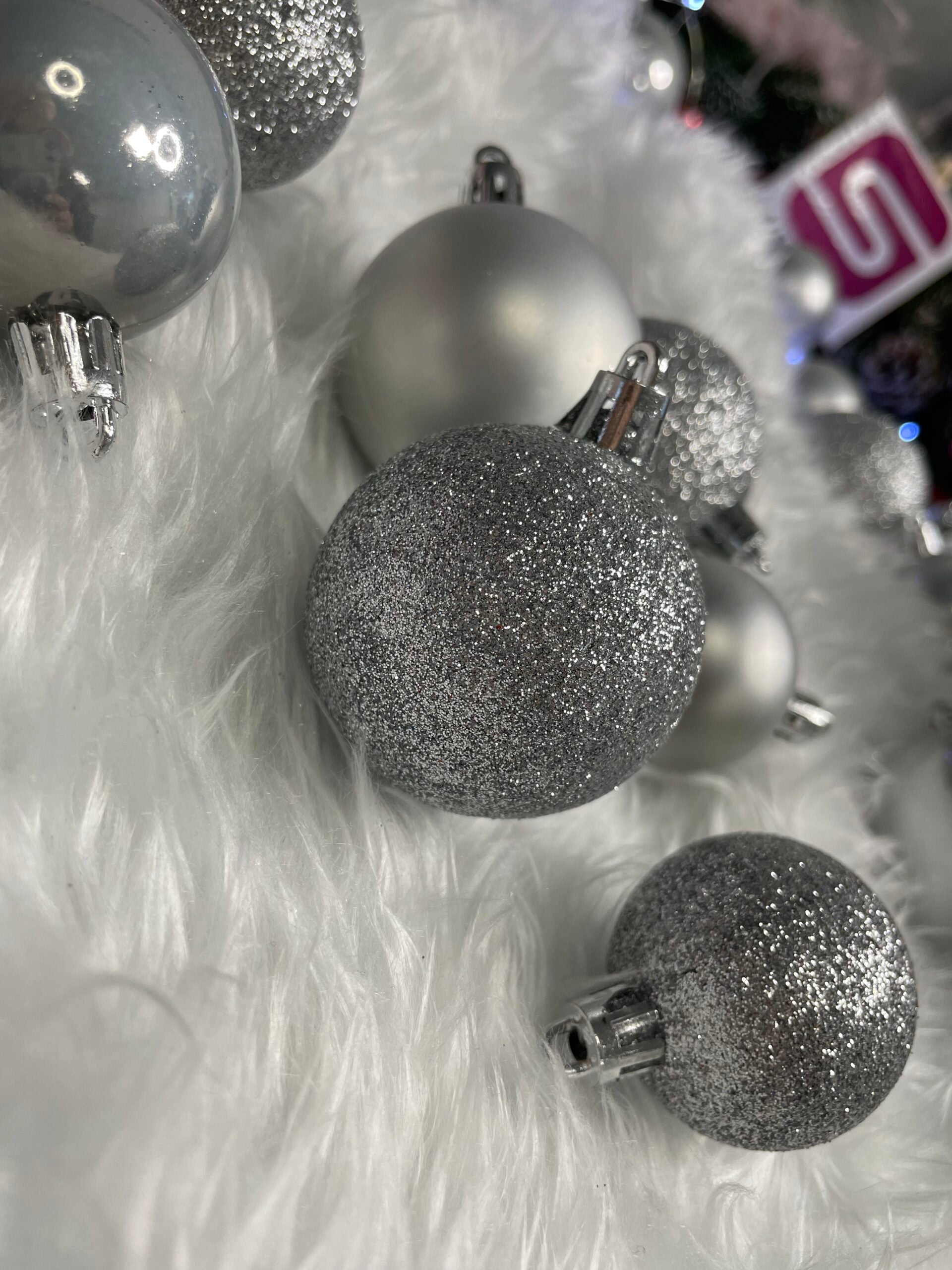 Set globuri de Craciun, 30 bucati, 3 modele, 4/5/6cm, argintiu