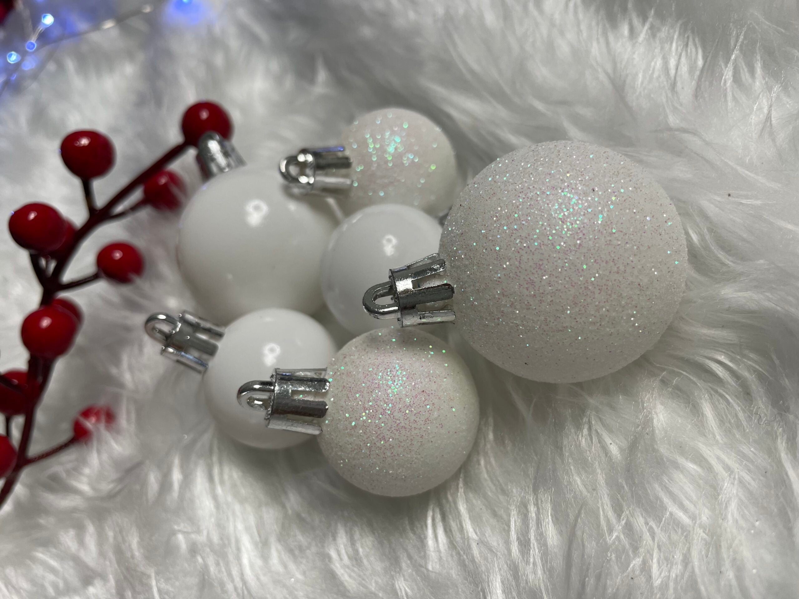 Set globuri si decoratiuni de Craciun, 100 piese, diverse dimensiuni cu stea, alb