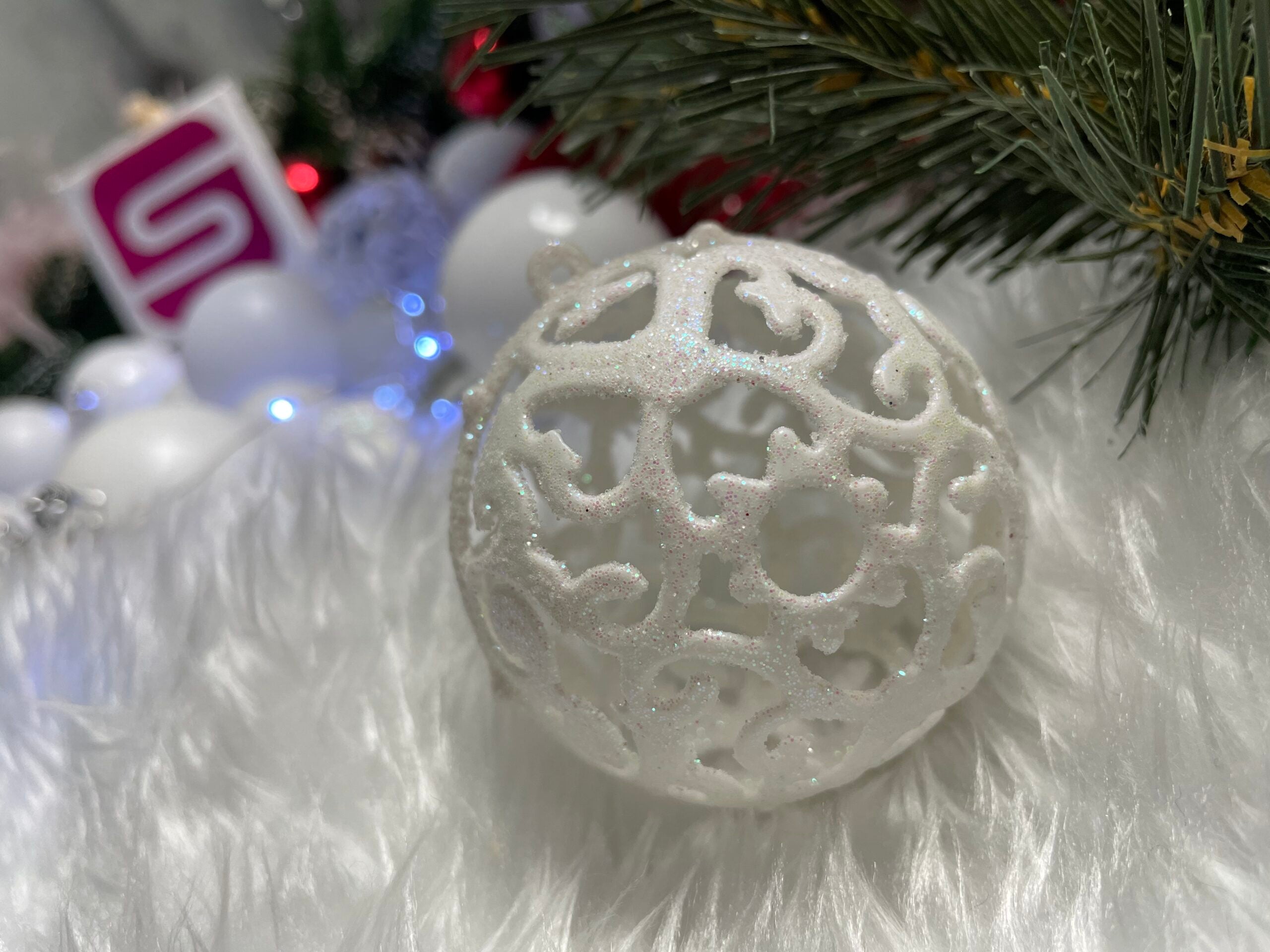 Set globuri si decoratiuni de Craciun, 100 piese, diverse dimensiuni cu stea, alb