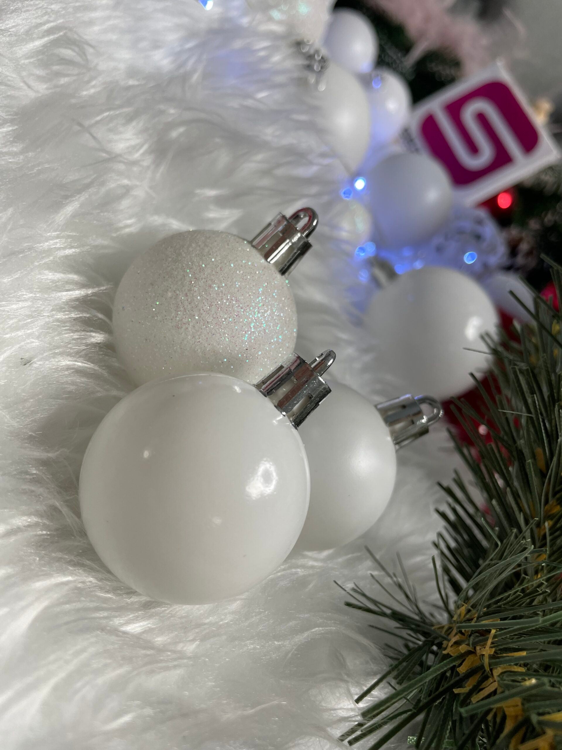 Set globuri si decoratiuni de Craciun, 100 piese, diverse dimensiuni cu stea, alb