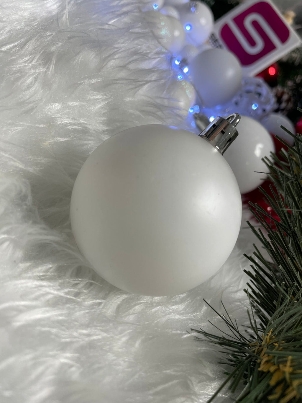 Set globuri si decoratiuni de Craciun, 100 piese, diverse dimensiuni cu stea, alb