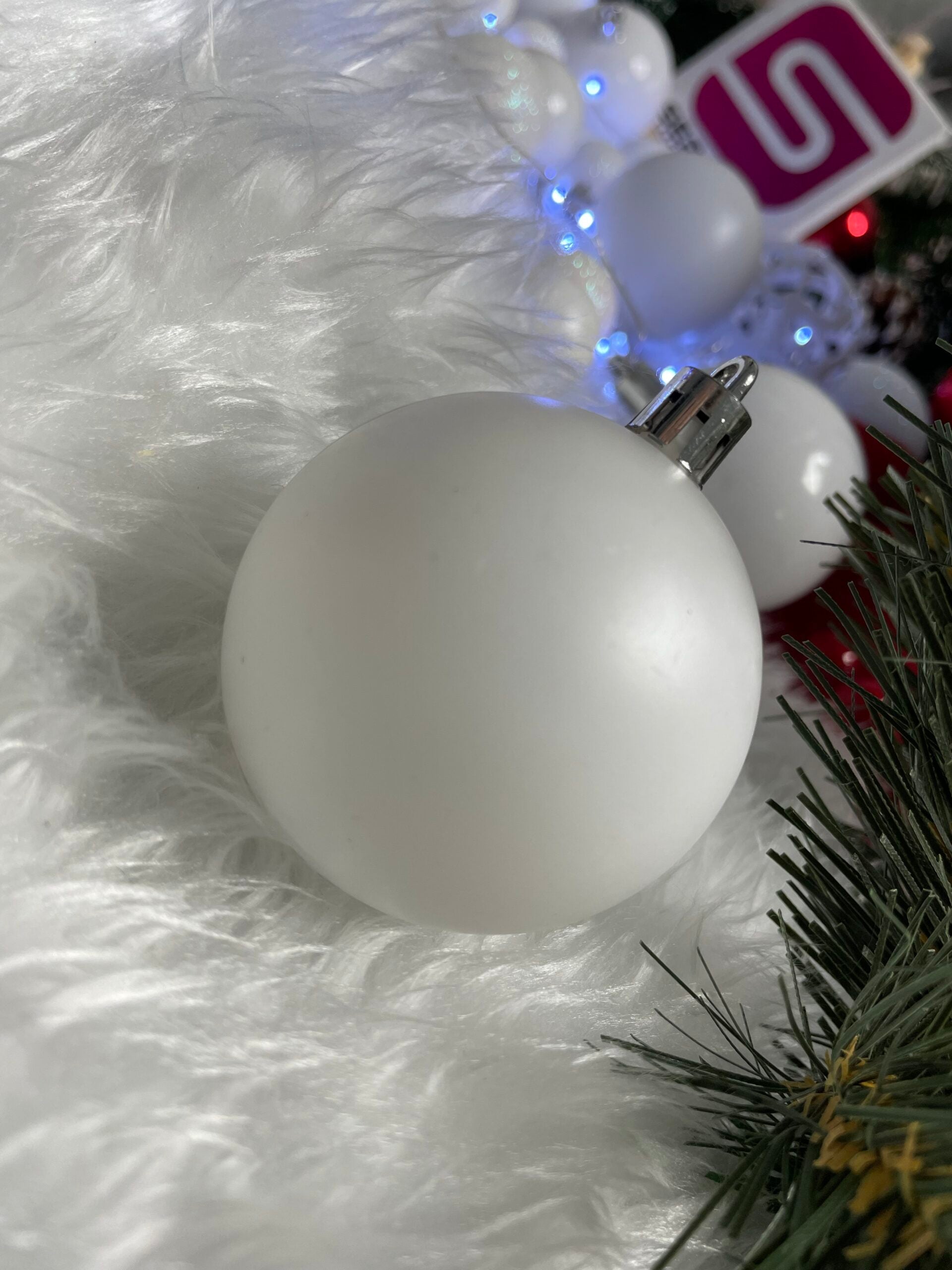 Set globuri si decoratiuni de Craciun, 100 piese, diverse dimensiuni cu stea, alb