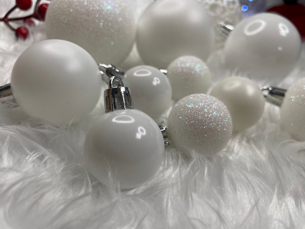 Set globuri si decoratiuni de Craciun, 100 piese, diverse dimensiuni cu stea, alb