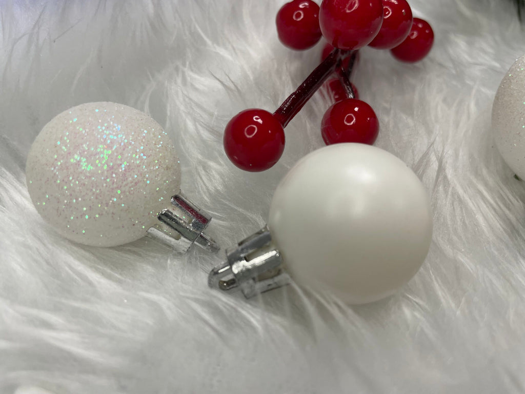 Set globuri si decoratiuni de Craciun, 100 piese, diverse dimensiuni cu stea, alb