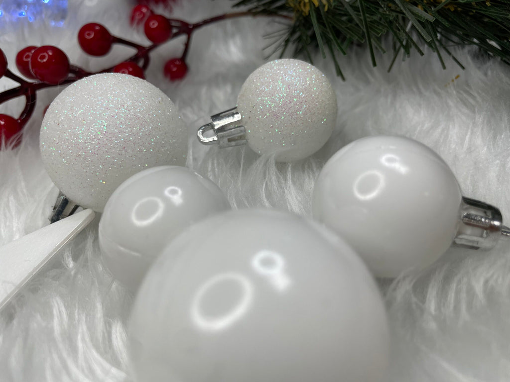 Set globuri si decoratiuni de Craciun, 100 piese, diverse dimensiuni cu stea, alb