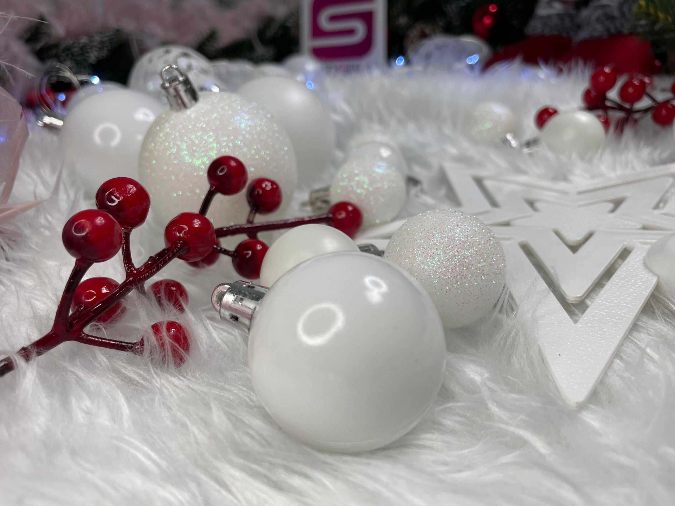 Set globuri si decoratiuni de Craciun, 100 piese, diverse dimensiuni cu stea, alb