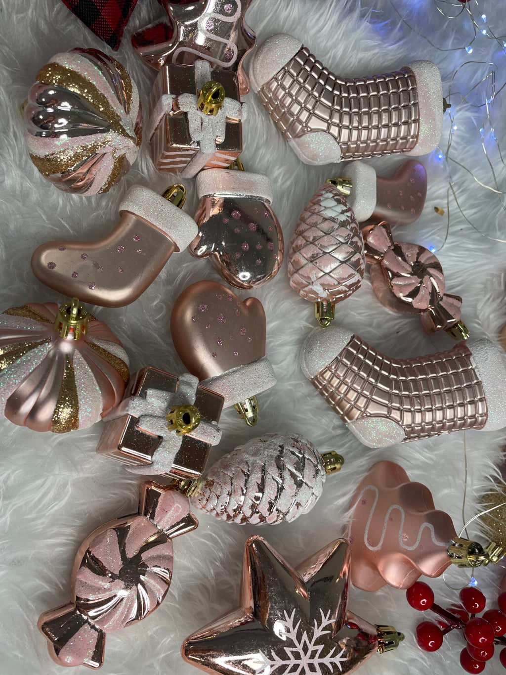 Set globuri si decoratiuni de Craciun, 77 piese, diverse dimensiuni, roz auriu