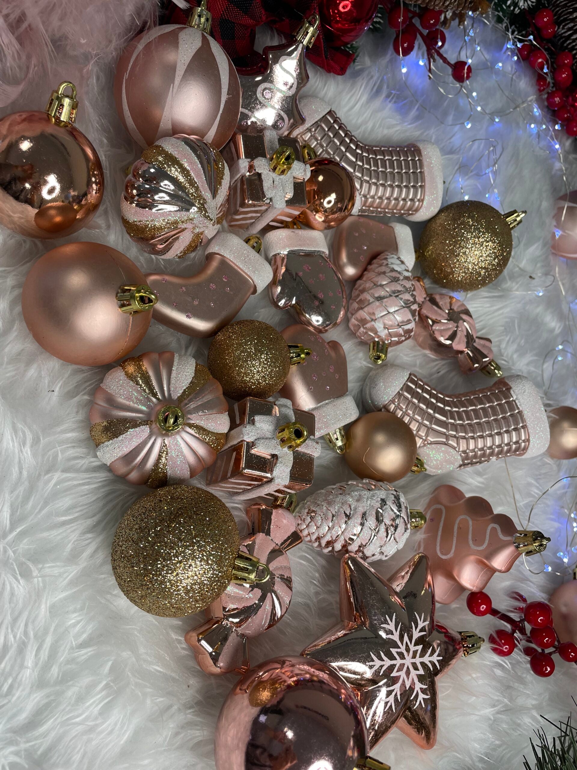 Set globuri si decoratiuni de Craciun, 77 piese, diverse dimensiuni, roz auriu