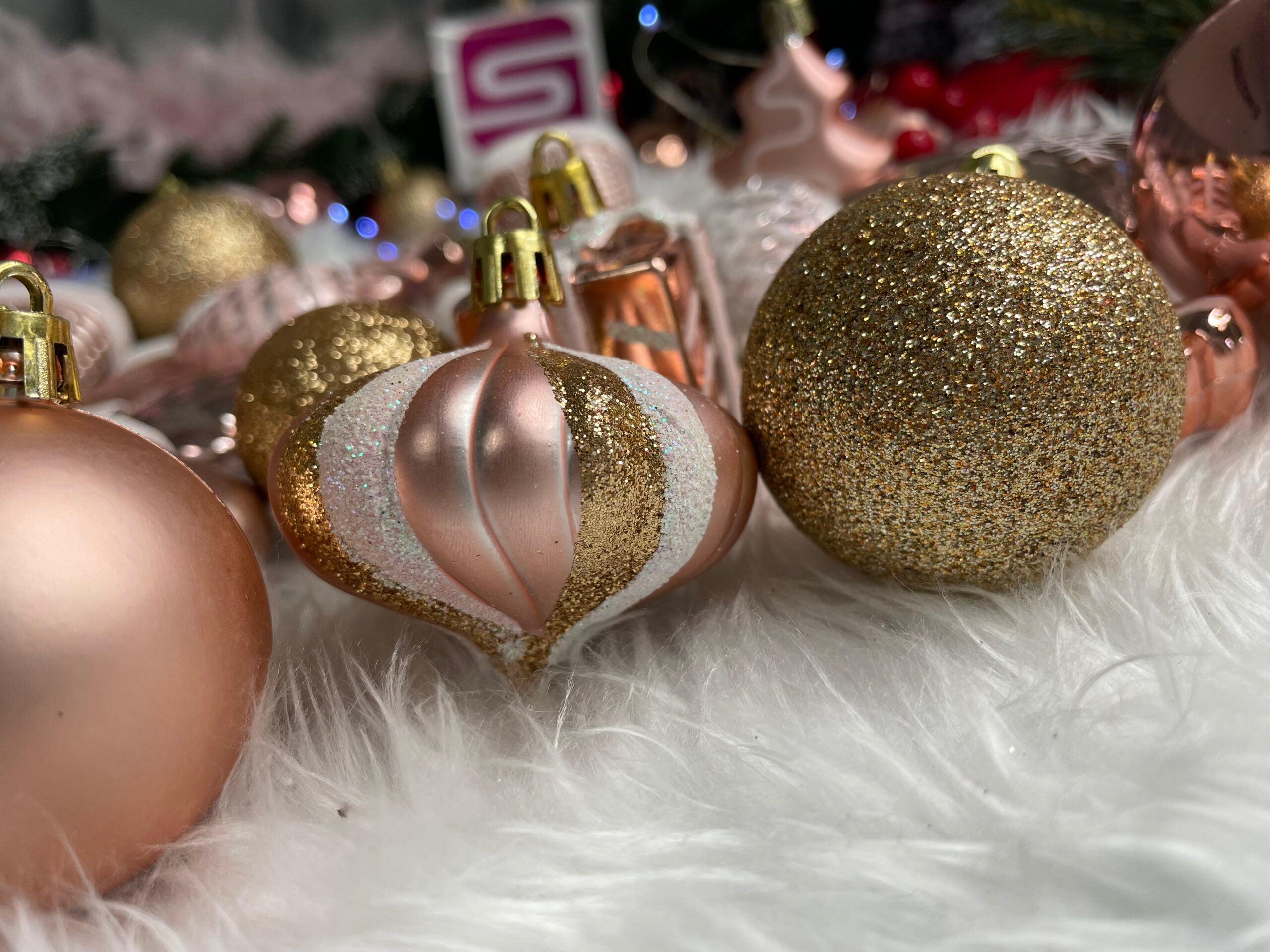 Set globuri si decoratiuni de Craciun, 77 piese, diverse dimensiuni, roz auriu