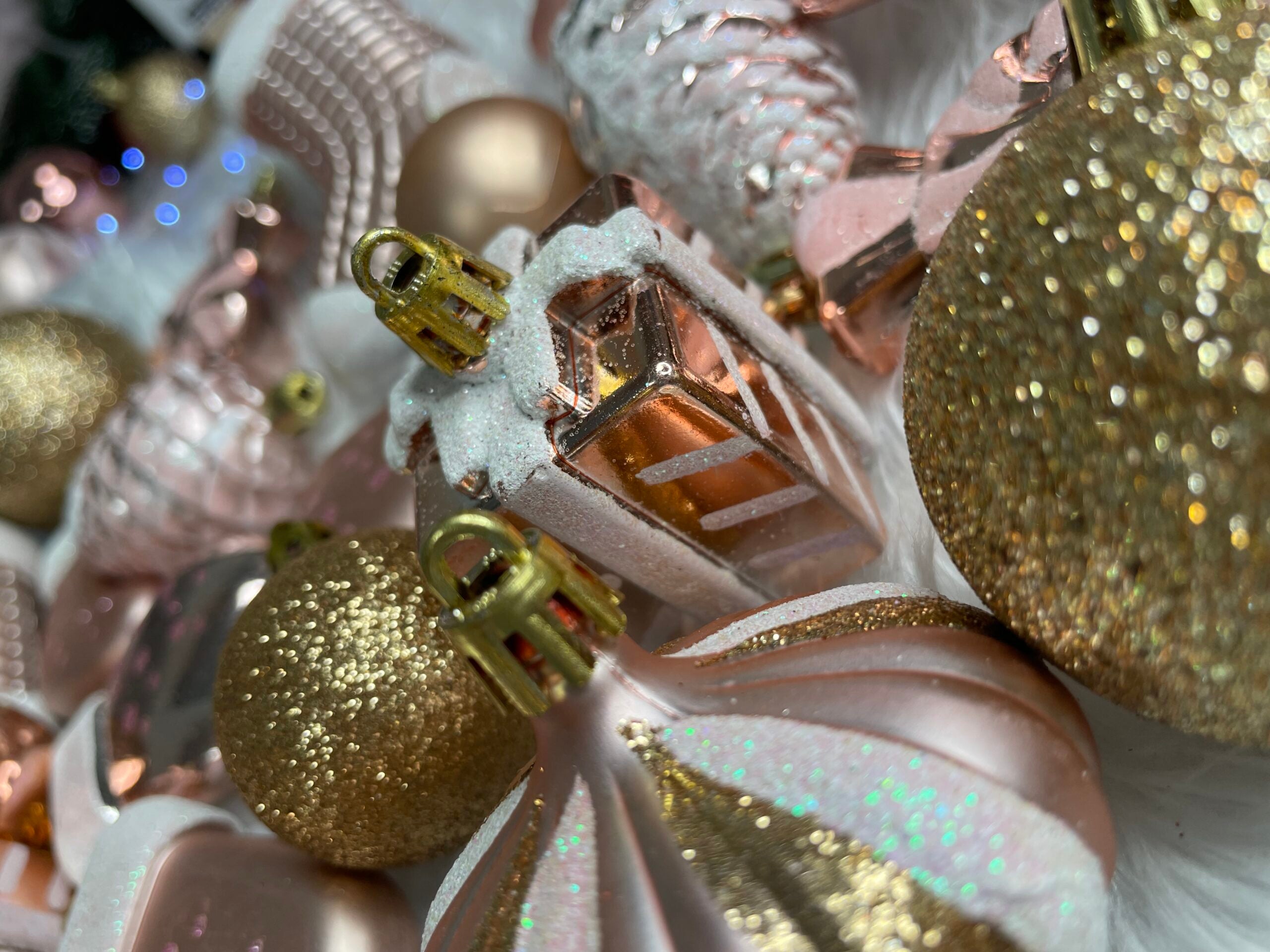 Set globuri si decoratiuni de Craciun, 77 piese, diverse dimensiuni, roz auriu