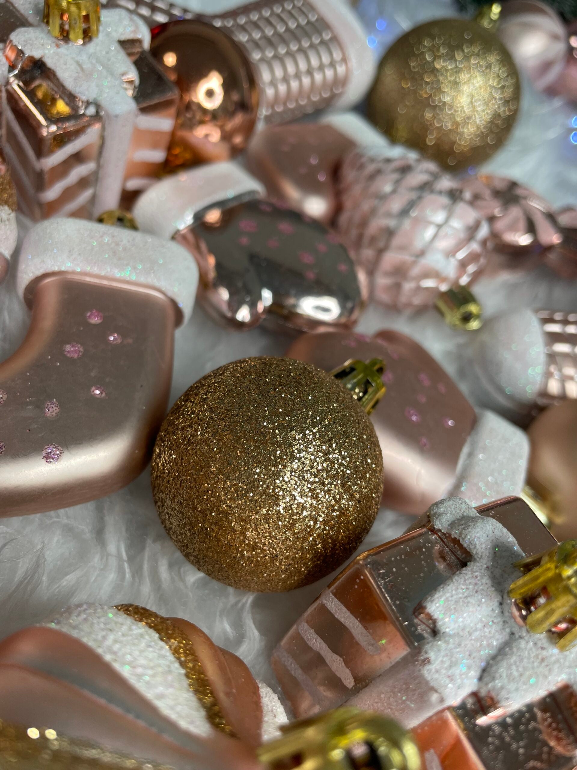 Set globuri si decoratiuni de Craciun, 77 piese, diverse dimensiuni, roz auriu