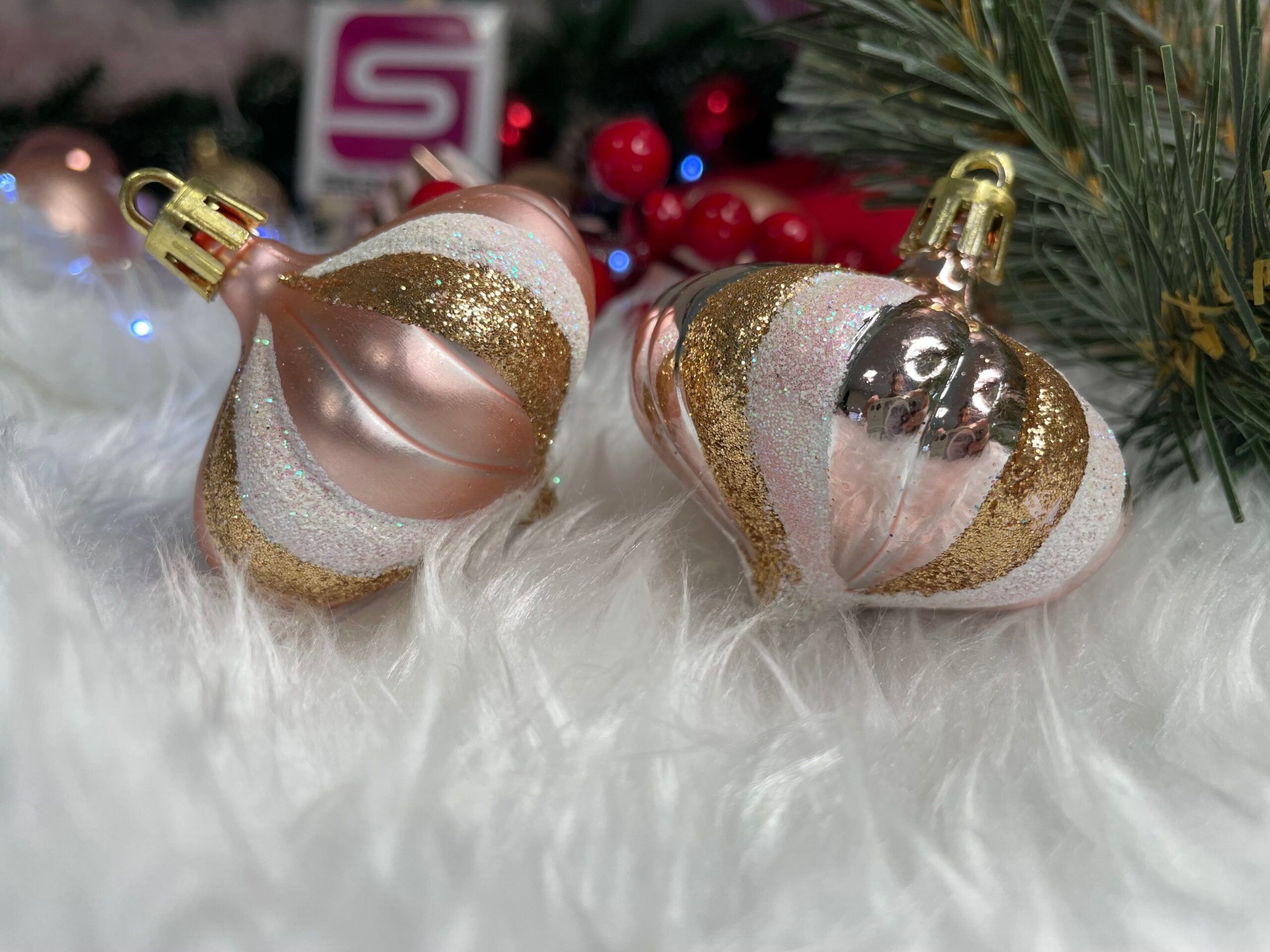 Set globuri si decoratiuni de Craciun, 77 piese, diverse dimensiuni, roz auriu