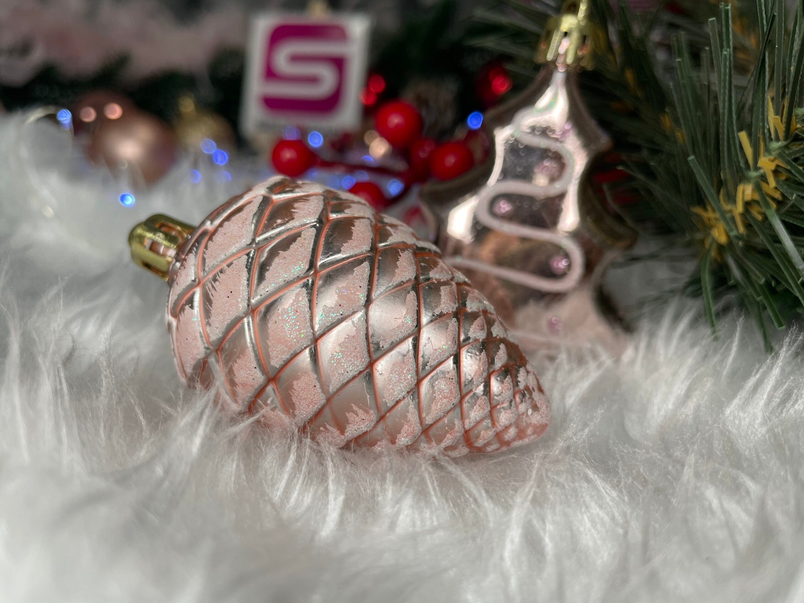 Set globuri si decoratiuni de Craciun, 77 piese, diverse dimensiuni, roz auriu