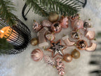 Set globuri si decoratiuni de Craciun, 77 piese, diverse dimensiuni, roz auriu