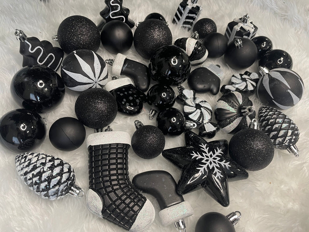 Set globuri si decoratiuni de Craciun, 77 piese, diverse dimensiuni, negru