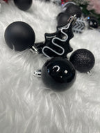 Set globuri si decoratiuni de Craciun, 77 piese, diverse dimensiuni, negru