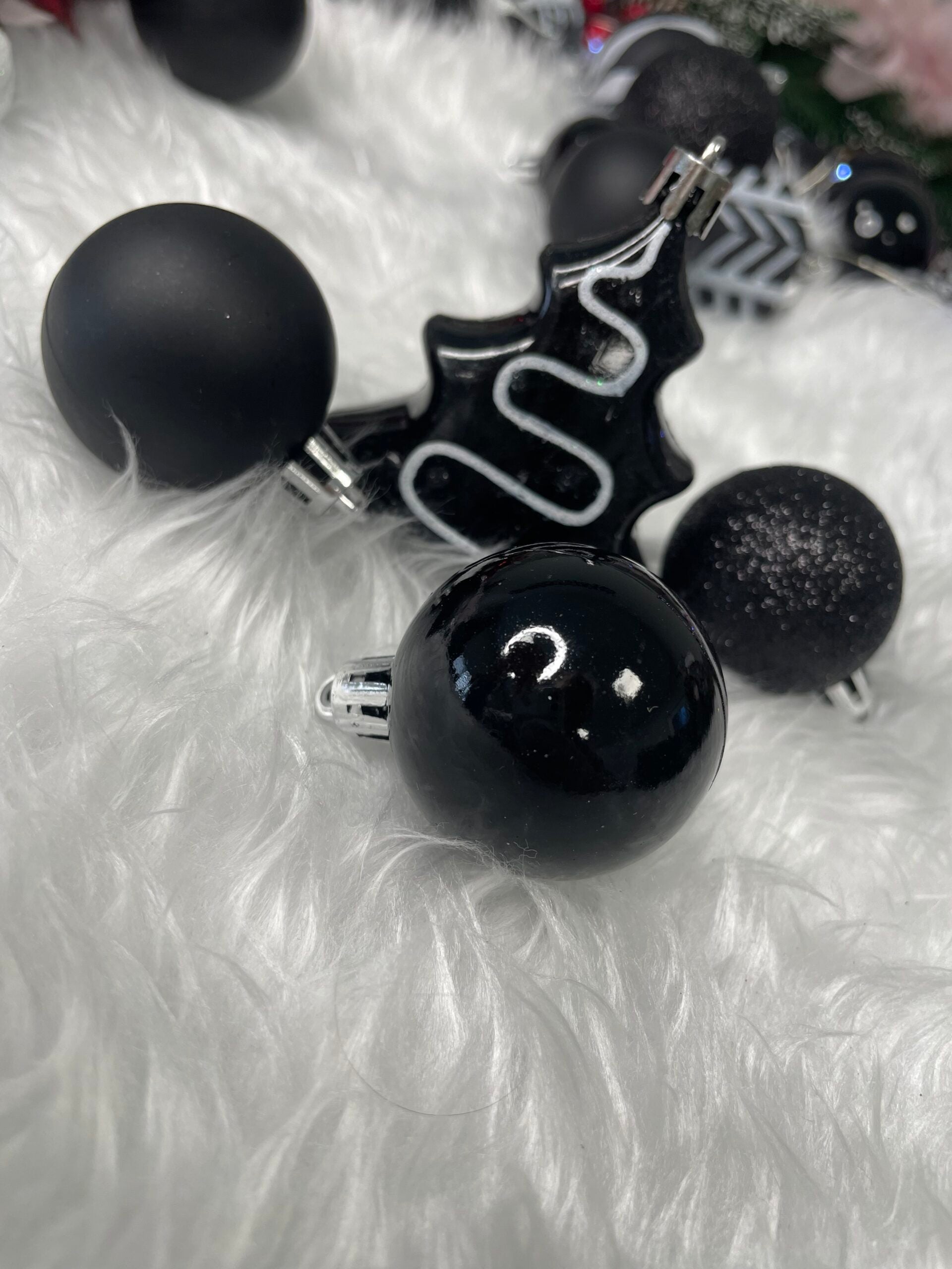 Set globuri si decoratiuni de Craciun, 77 piese, diverse dimensiuni, negru