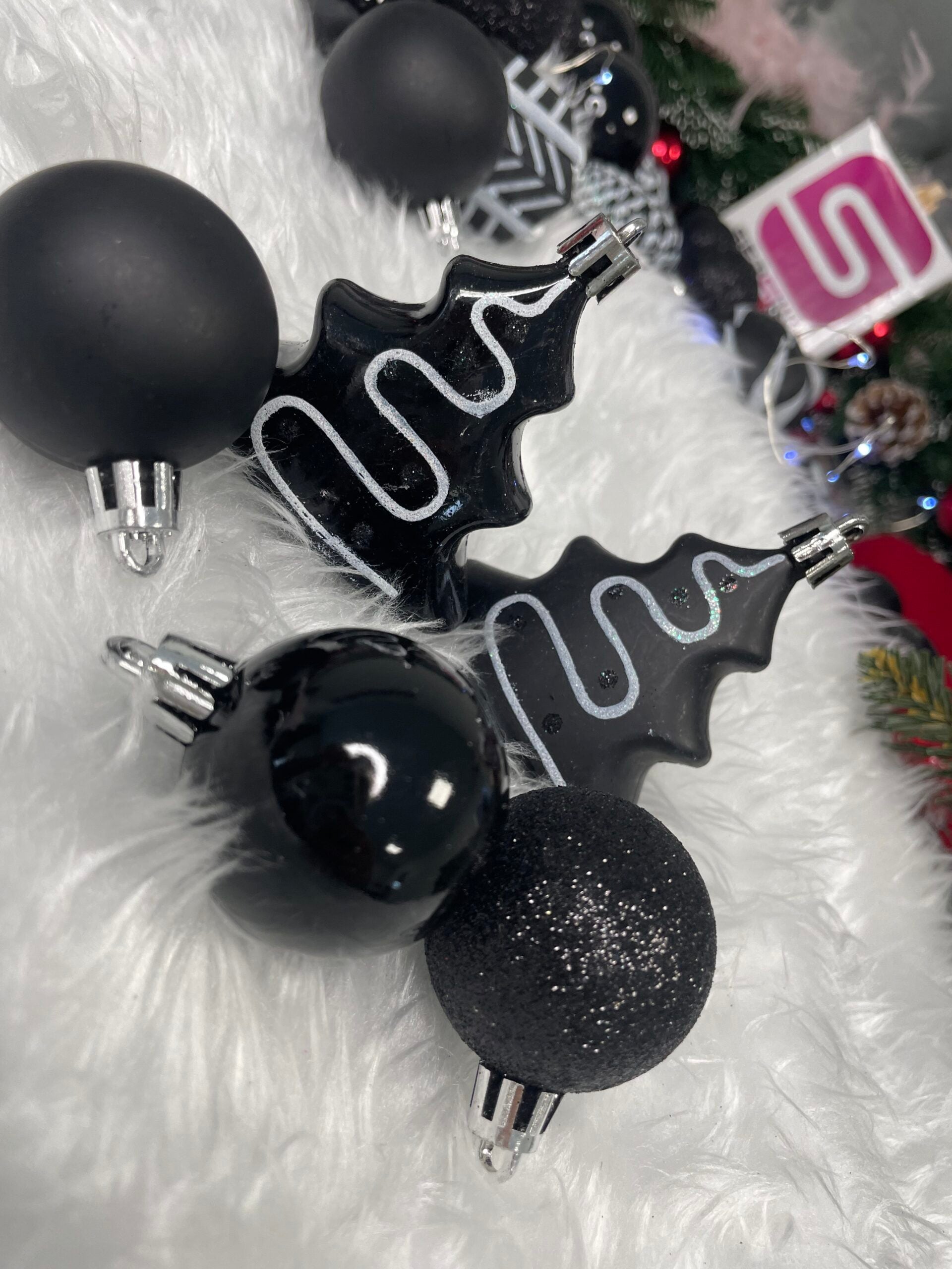 Set globuri si decoratiuni de Craciun, 77 piese, diverse dimensiuni, negru