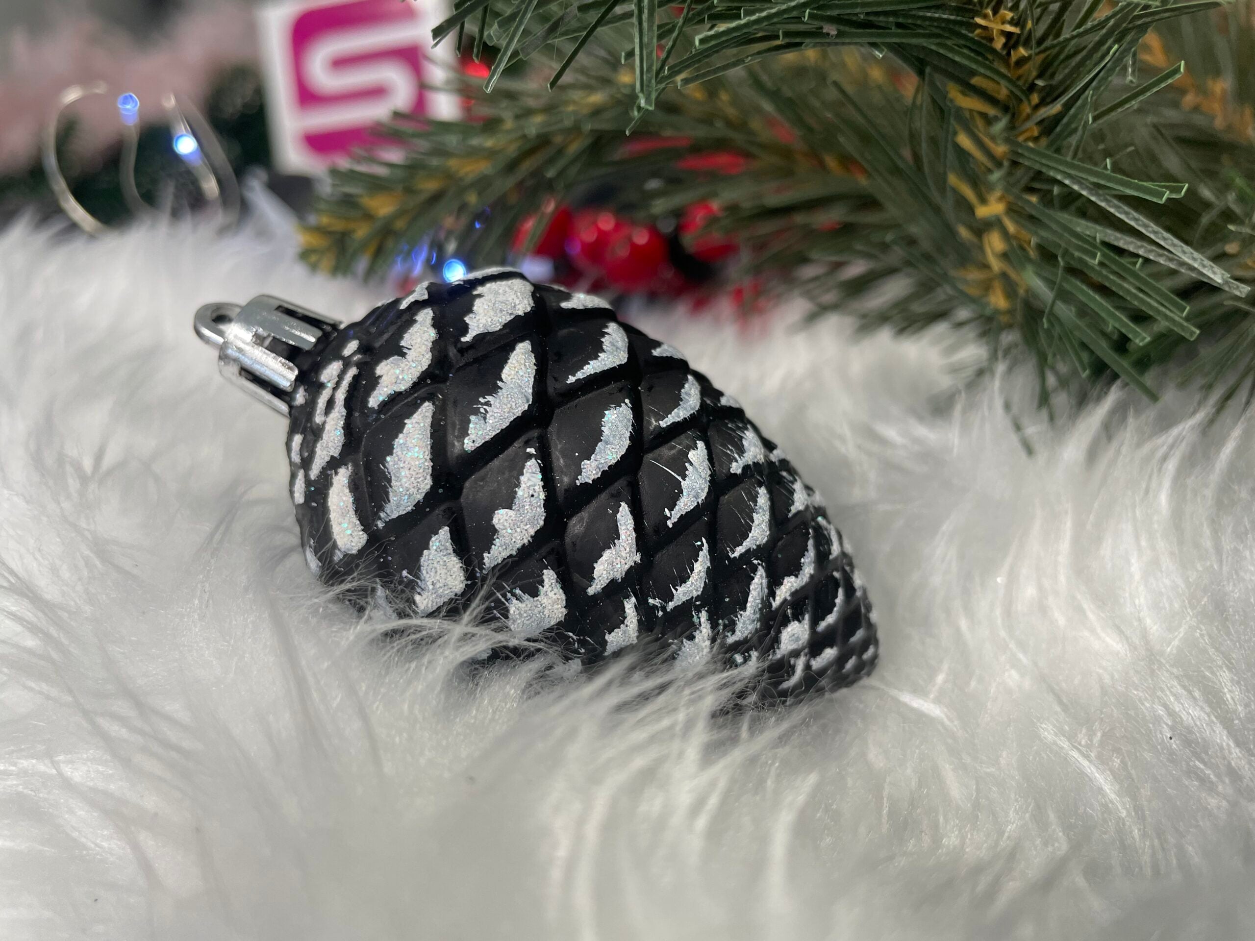 Set globuri si decoratiuni de Craciun, 77 piese, diverse dimensiuni, negru