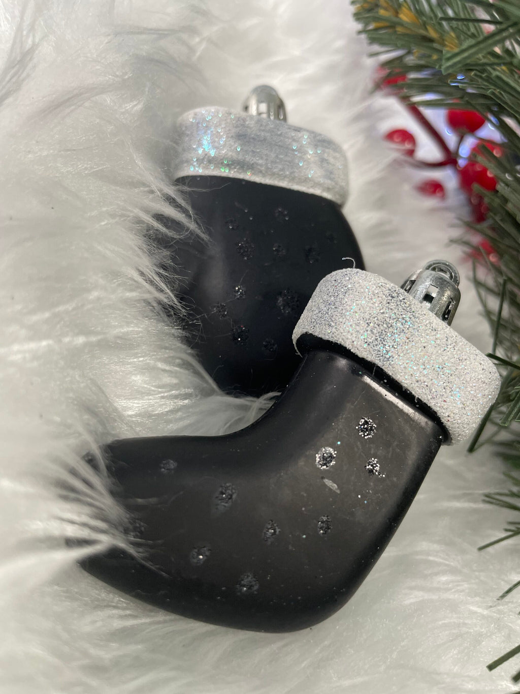 Set globuri si decoratiuni de Craciun, 77 piese, diverse dimensiuni, negru