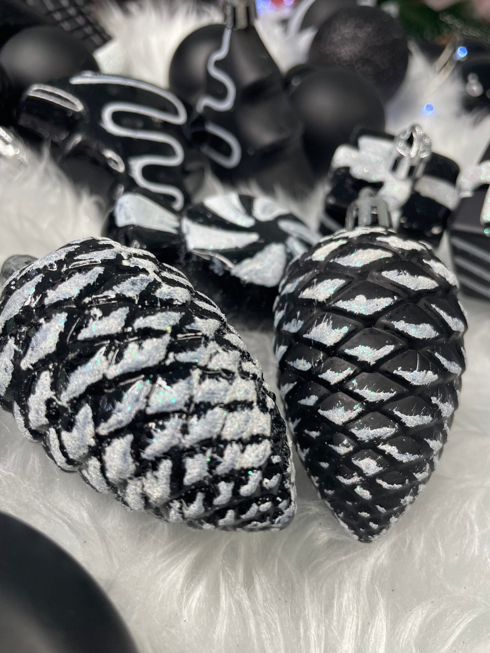 Set globuri si decoratiuni de Craciun, 77 piese, diverse dimensiuni, negru