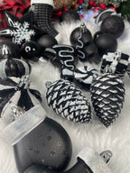 Set globuri si decoratiuni de Craciun, 77 piese, diverse dimensiuni, negru