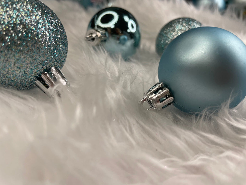 Set globuri si decoratiuni de Craciun, 77 piese, diverse dimensiuni, albastru