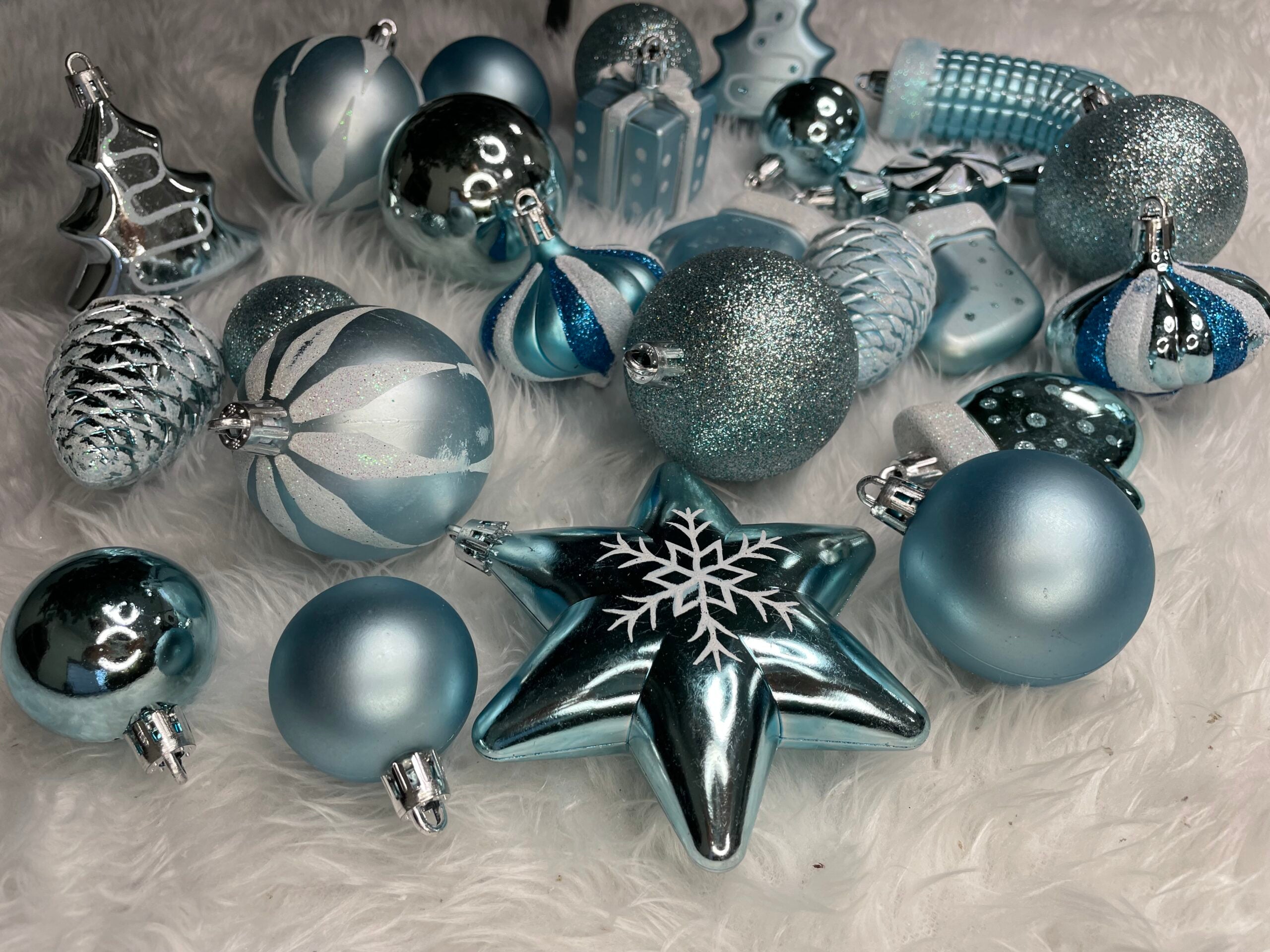 Set globuri si decoratiuni de Craciun, 77 piese, diverse dimensiuni, albastru