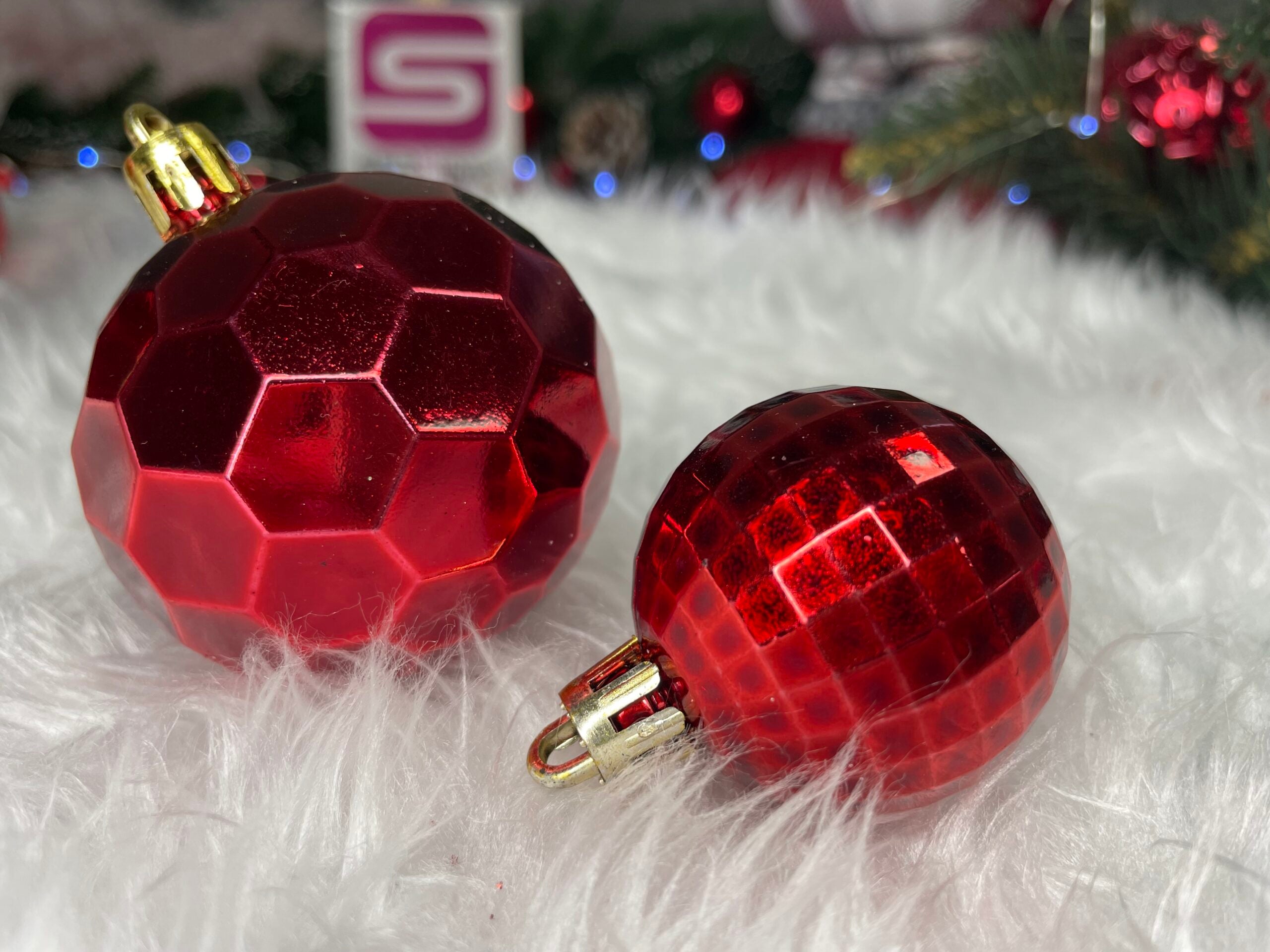 Set globuri si decoratiuni de Craciun, 105 piese, diverse dimensiuni, alb rosu