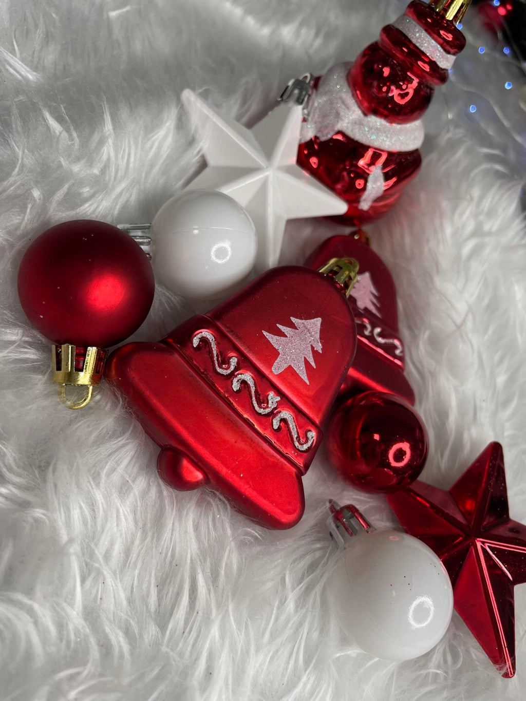 Set globuri si decoratiuni de Craciun, 105 piese, diverse dimensiuni, alb rosu