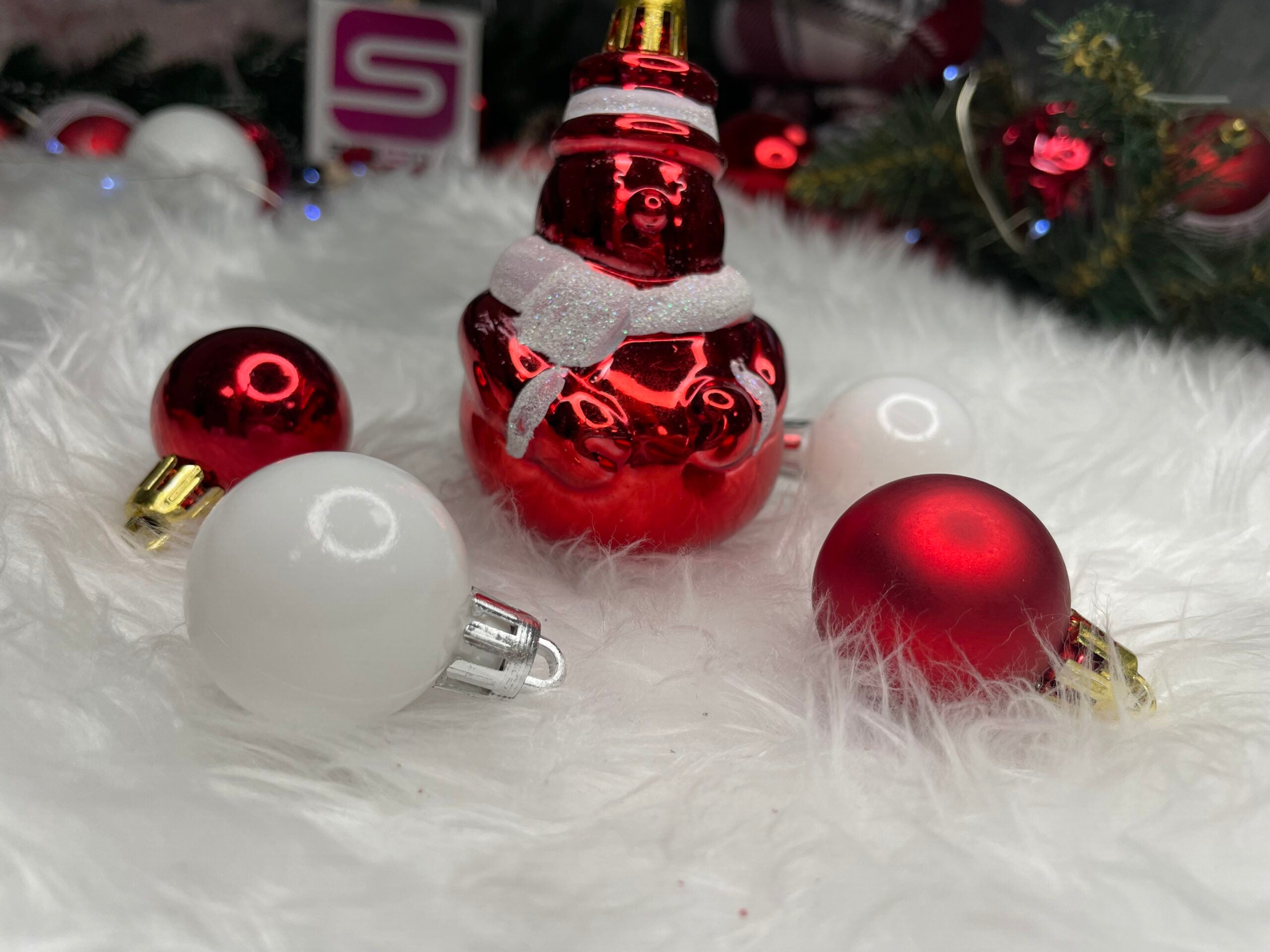 Set globuri si decoratiuni de Craciun, 105 piese, diverse dimensiuni, alb rosu