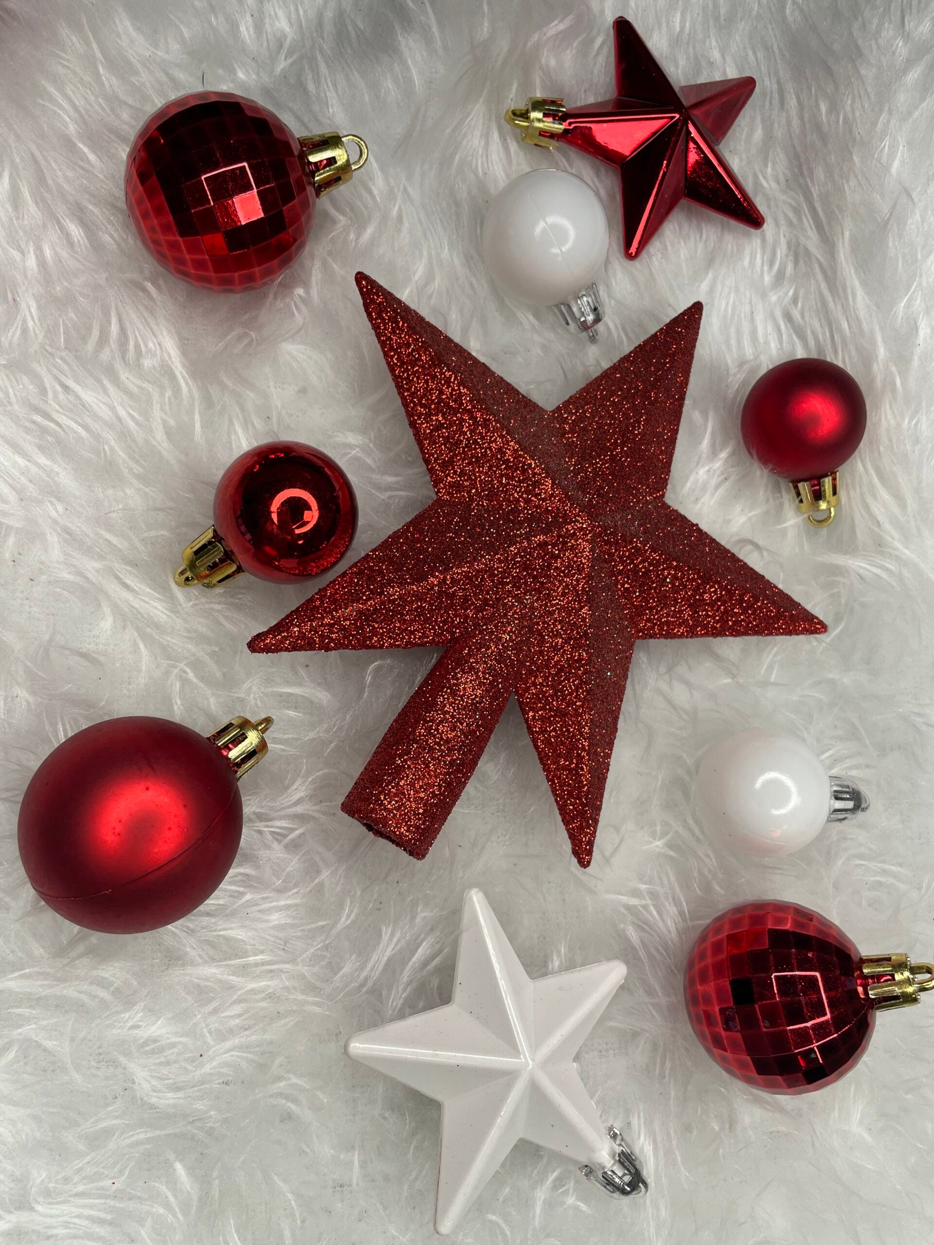 Set globuri si decoratiuni de Craciun, 105 piese, diverse dimensiuni, alb rosu