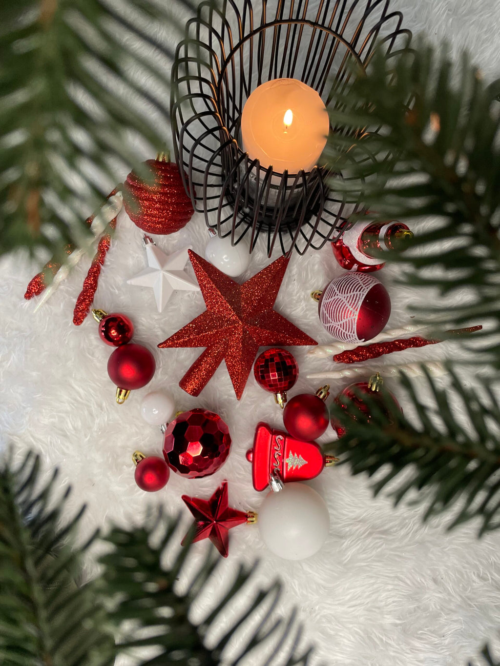 Set globuri si decoratiuni de Craciun, 105 piese, diverse dimensiuni, alb rosu