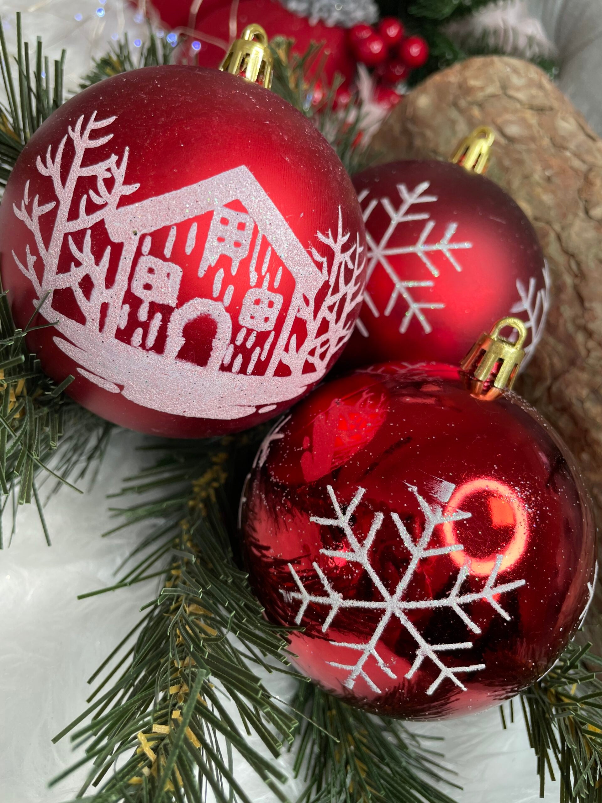 Set globuri de Craciun, 16 bucati, 8cm, 8 modele, rosu alb