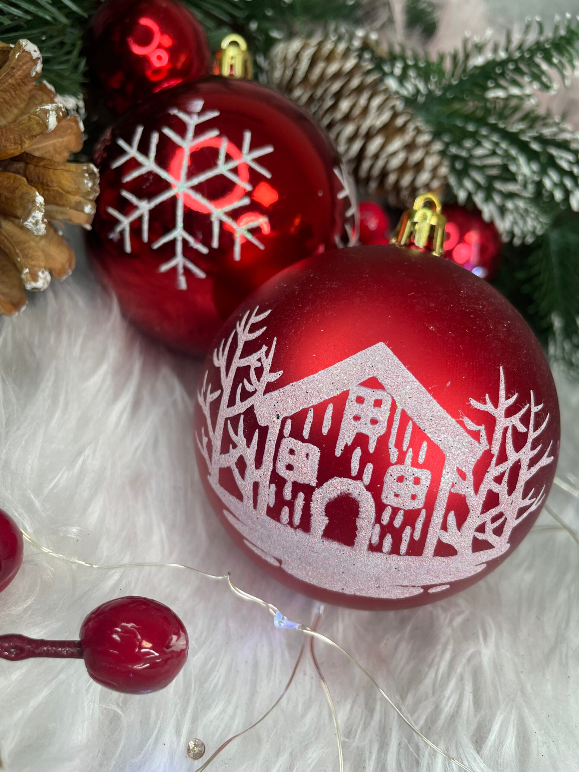 Set globuri de Craciun, 16 bucati, 8cm, 8 modele, rosu alb