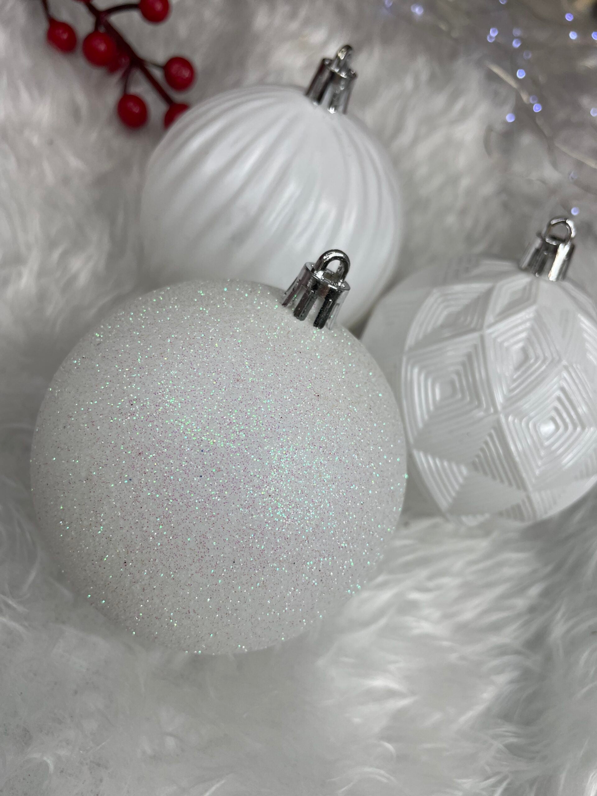 Set globuri de Craciun, 30 bucati, 8cm, 6 modele, alb