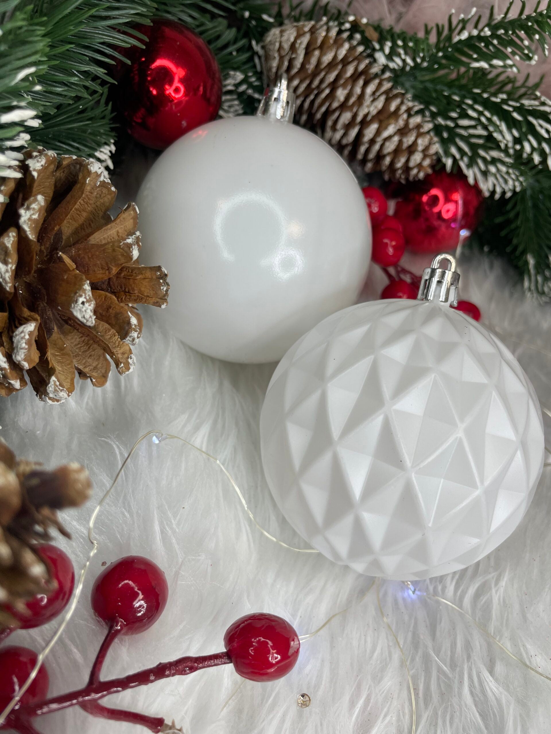 Set globuri de Craciun, 30 bucati, 8cm, 6 modele, alb