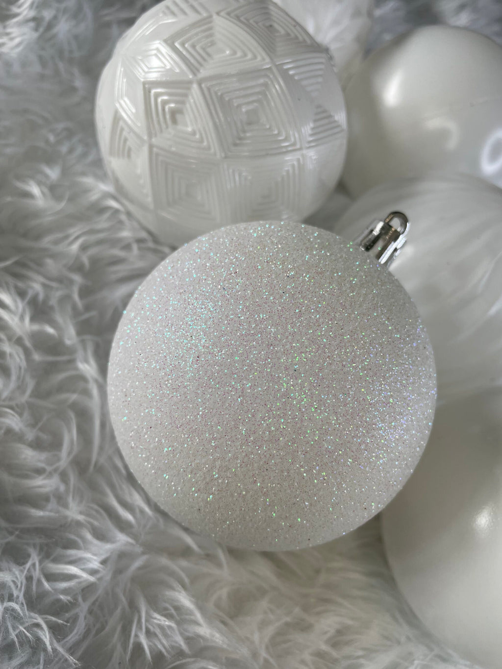 Set globuri de Craciun, 30 bucati, 8cm, 6 modele, alb