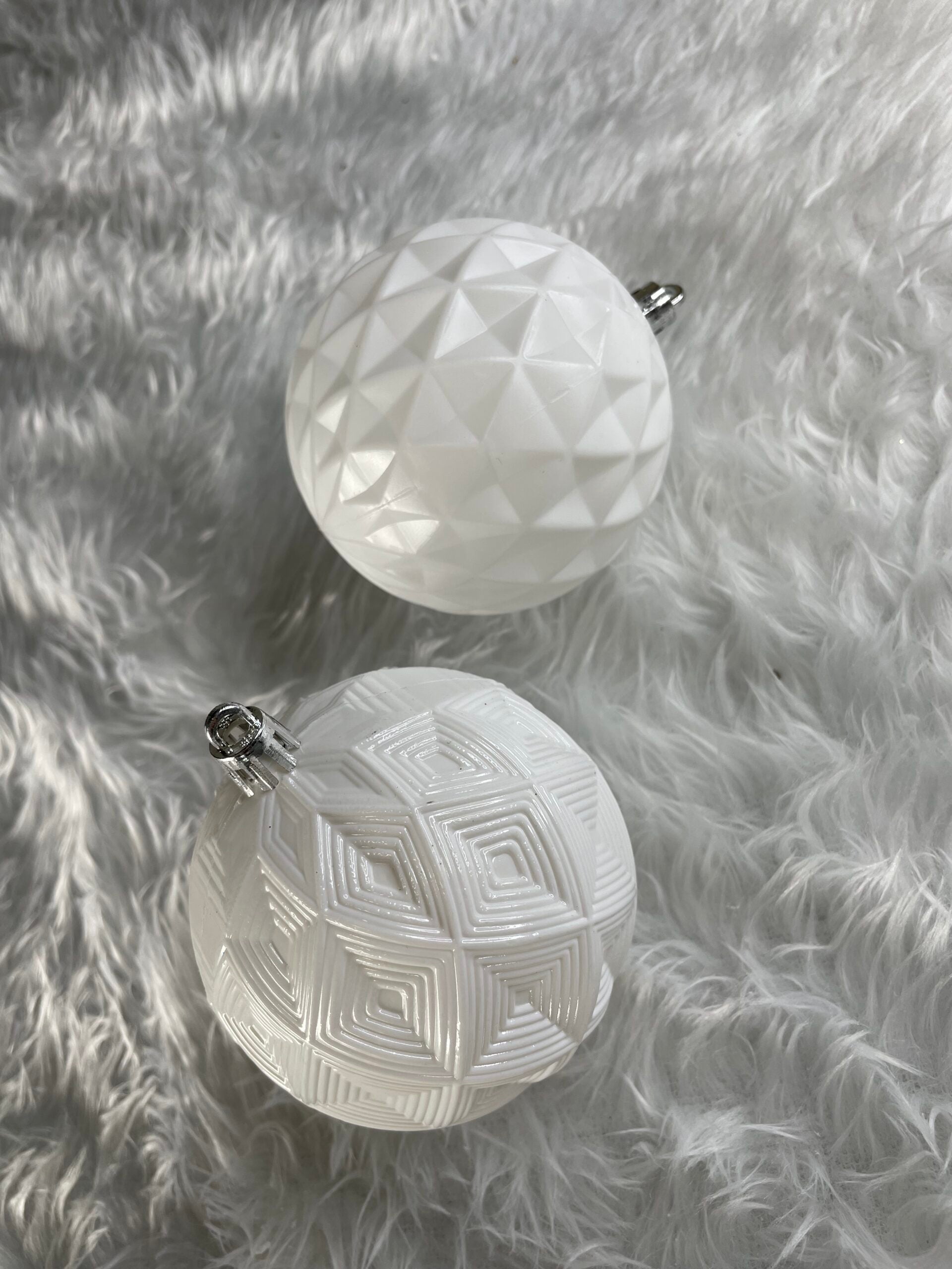 Set globuri de Craciun, 30 bucati, 8cm, 6 modele, alb