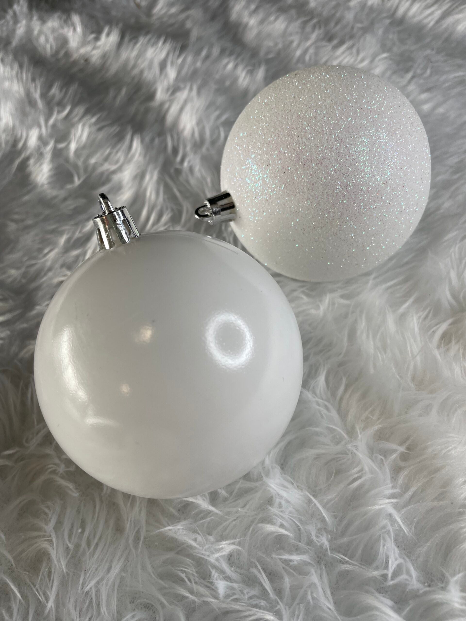 Set globuri de Craciun, 30 bucati, 8cm, 6 modele, alb