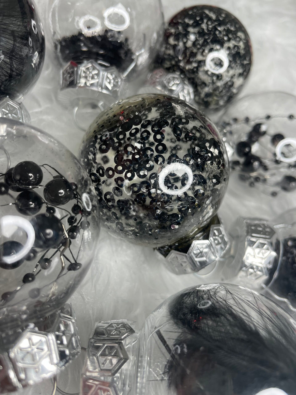 Set globuri de Craciun Inedit, 24 bucati, 5cm, transparente cu interior negru