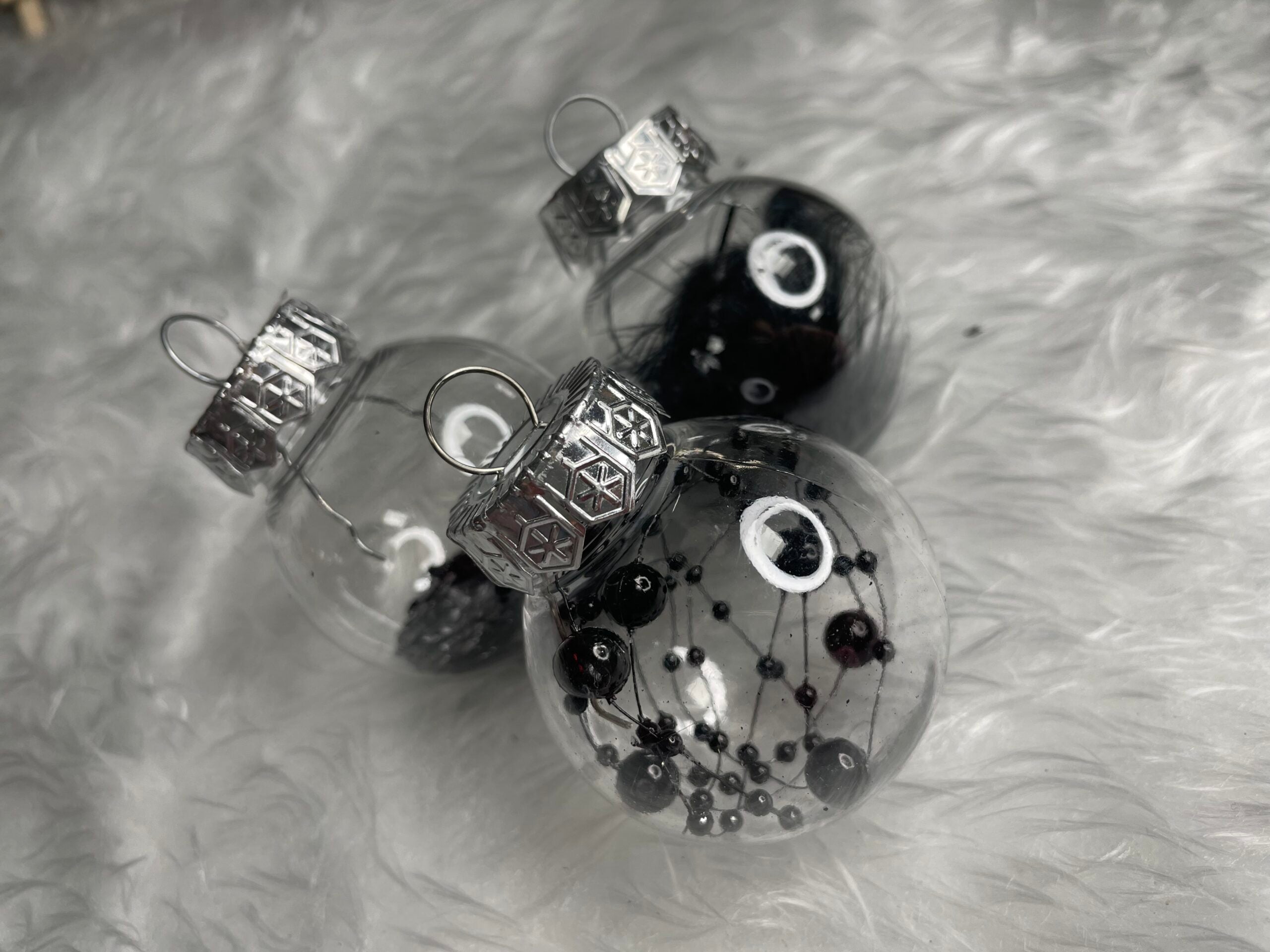 Set globuri de Craciun Inedit, 24 bucati, 5cm, transparente cu interior negru