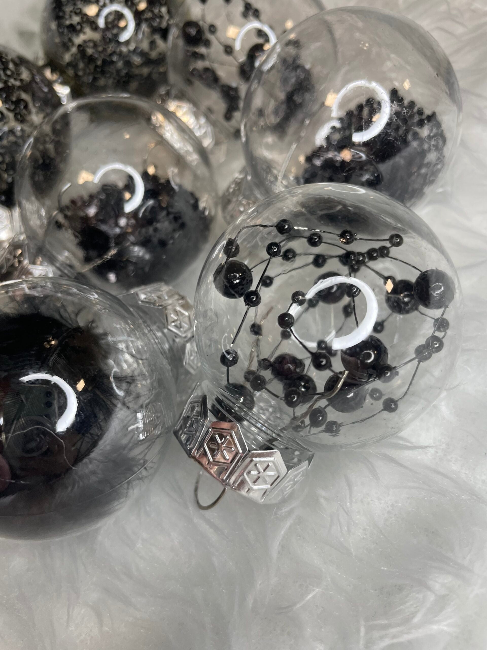 Set globuri de Craciun Inedit, 24 bucati, 5cm, transparente cu interior negru