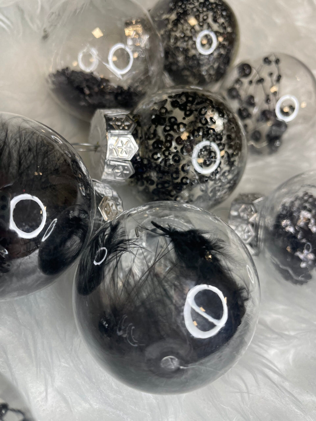 Set globuri de Craciun Inedit, 24 bucati, 5cm, transparente cu interior negru