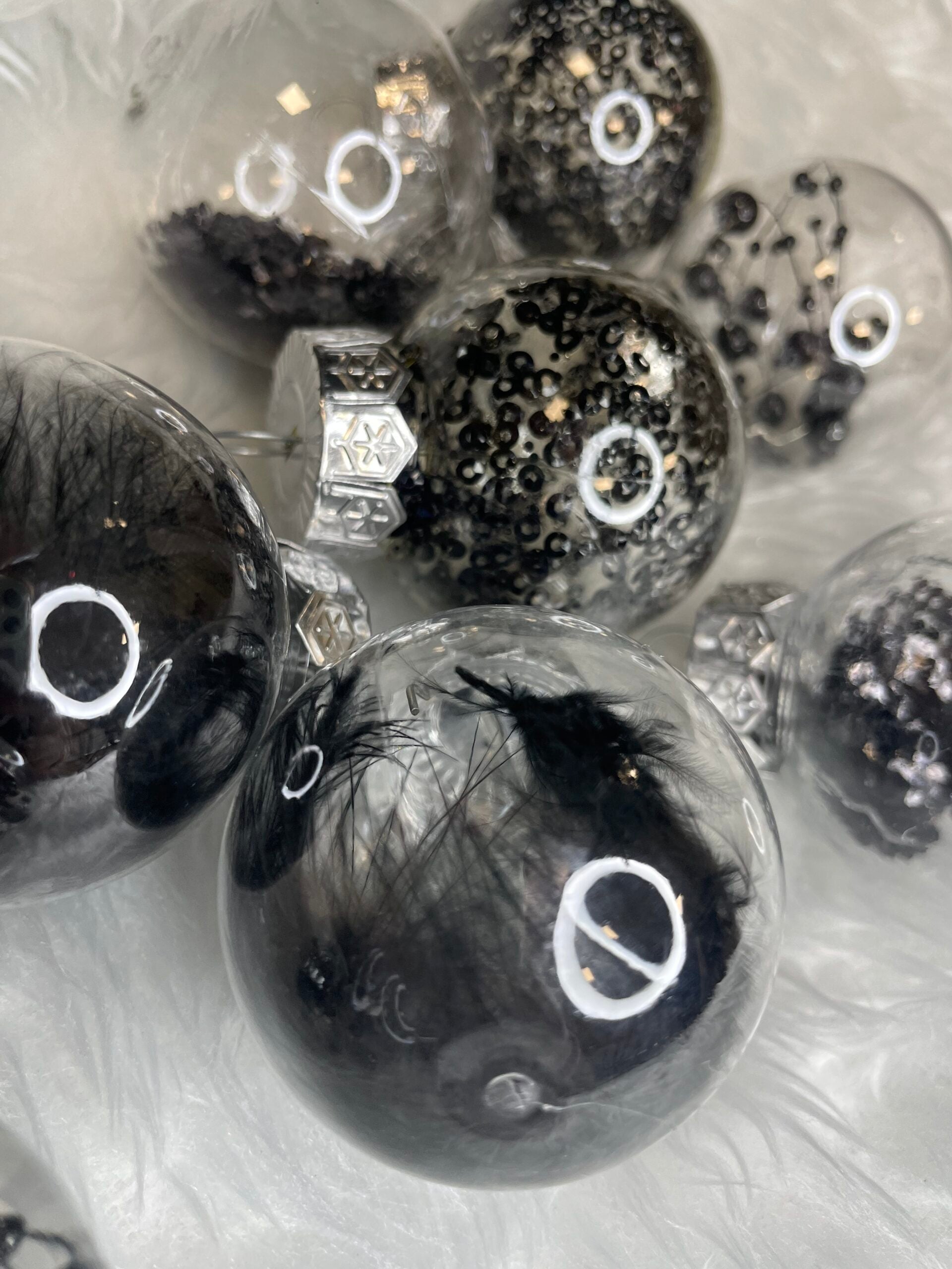 Set globuri de Craciun Inedit, 24 bucati, 5cm, transparente cu interior negru