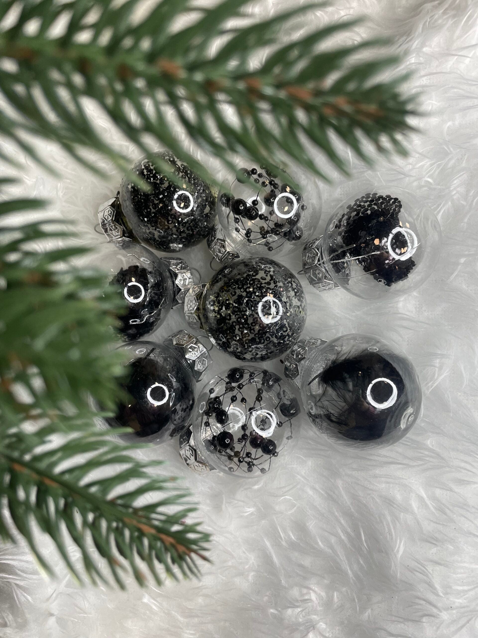 Set globuri de Craciun Inedit, 24 bucati, 5cm, transparente cu interior negru