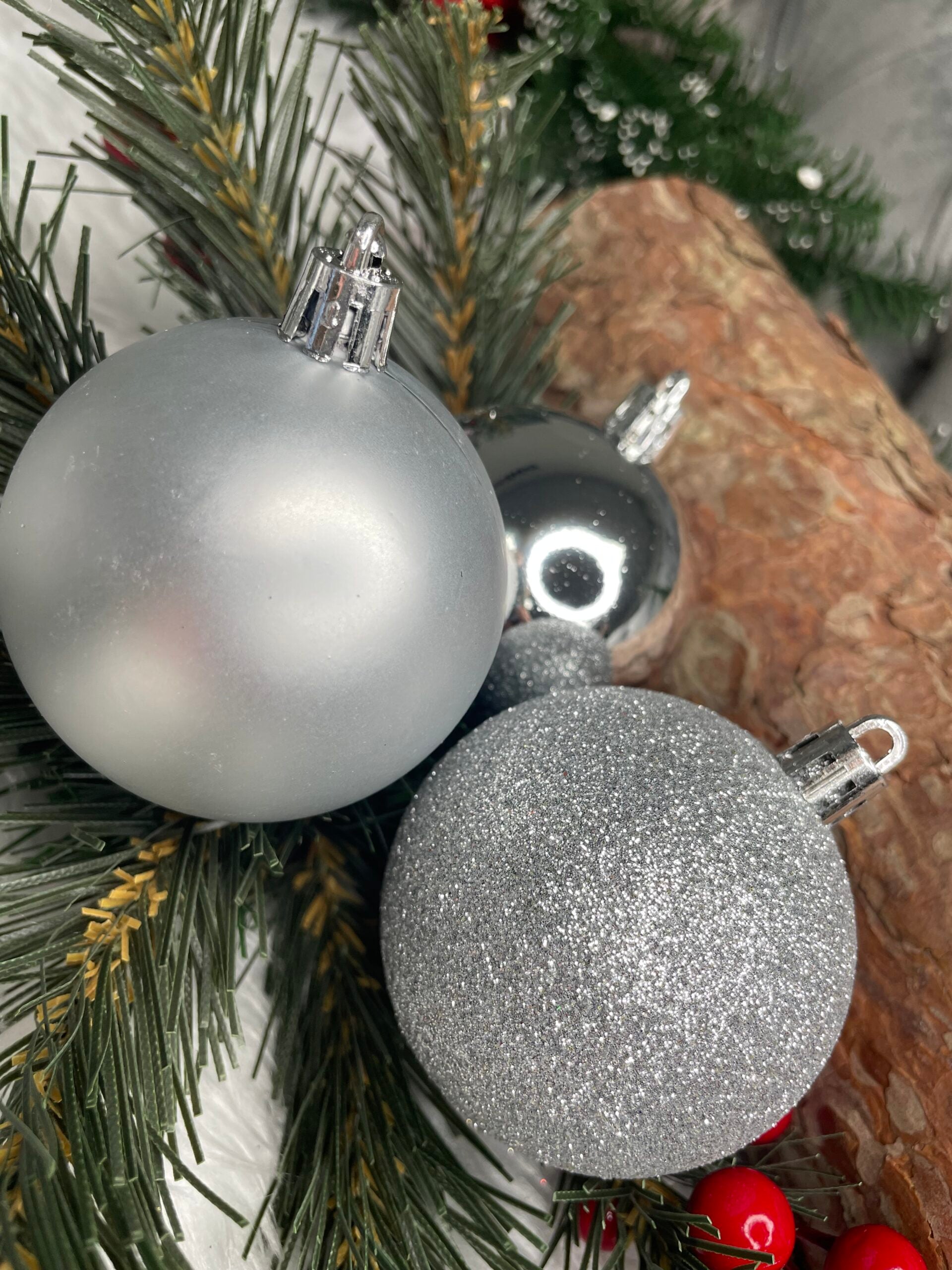 Set globuri de Craciun, 30 bucati, 3 modele, 6cm, argintiu