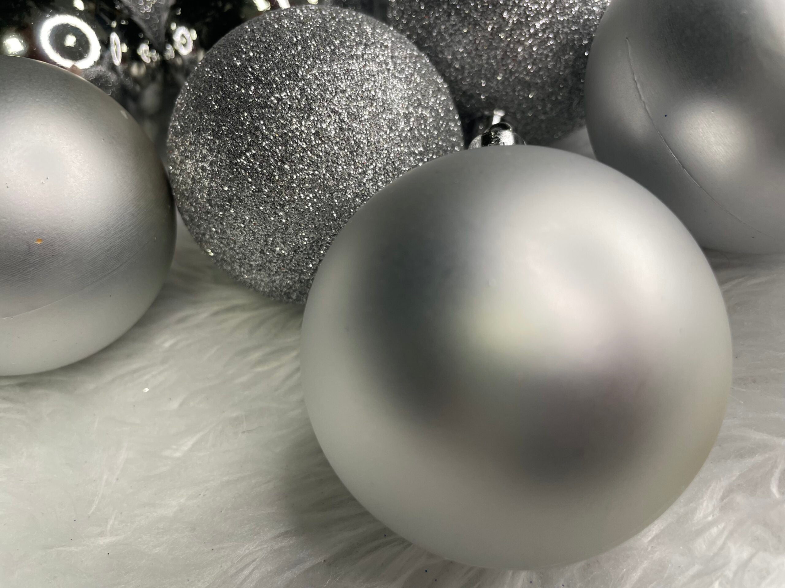 Set globuri de Craciun, 30 bucati, 3 modele, 6cm, argintiu