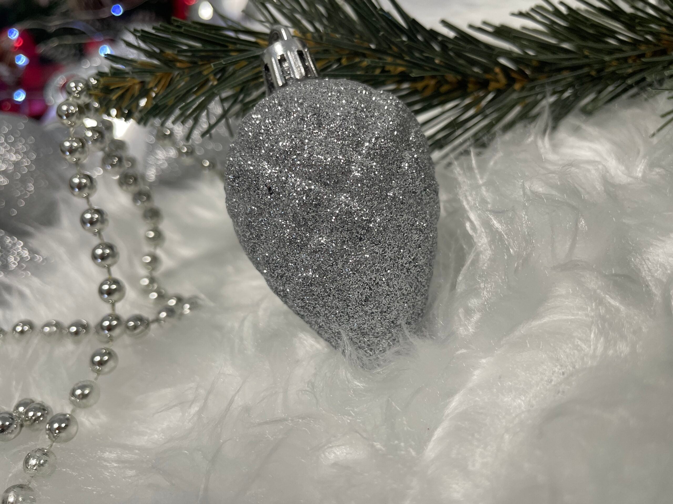 Set globuri si decoratiuni de Craciun, 51 piese, diverse dimensiuni, argintiu